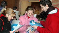 Estudiantes revisando documentación