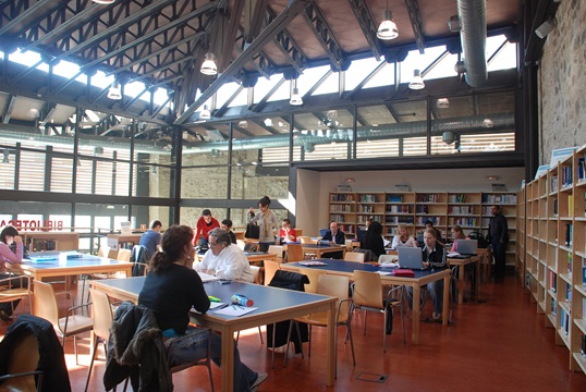 Estudiantes trabajando en Biblioteca