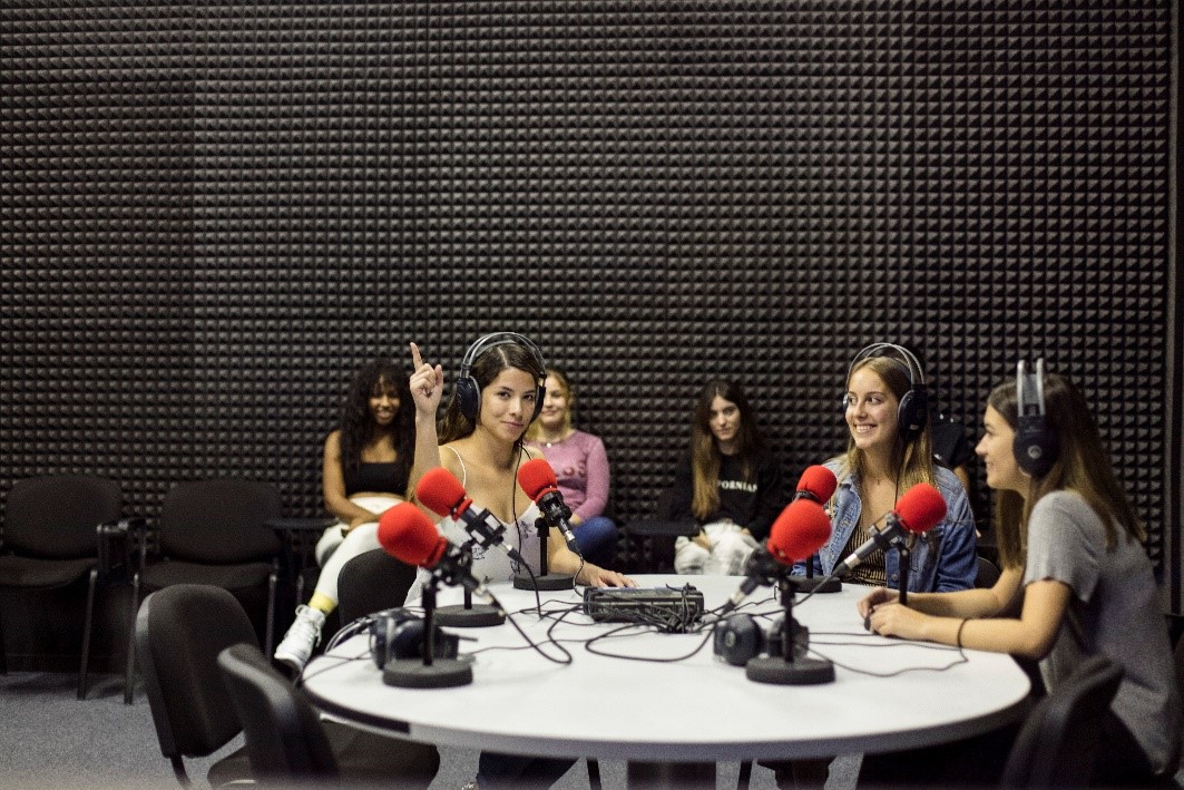 Grupo de estudiantes (mujeres) en una emisora de radio