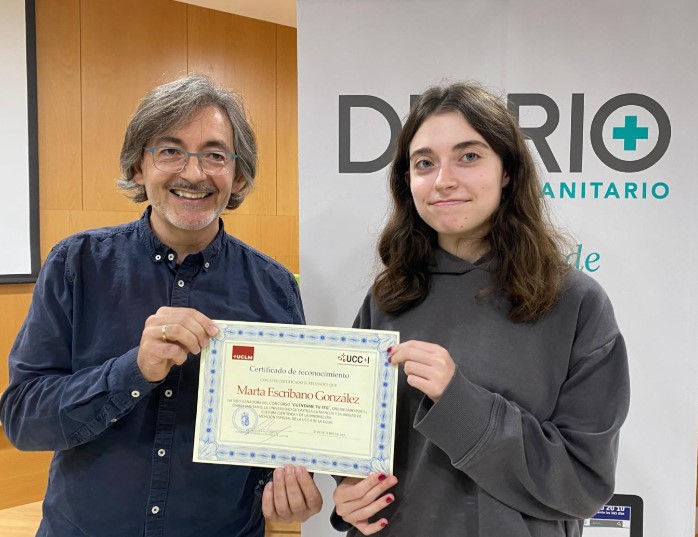 Marta Escribano González recogiendo su Premio