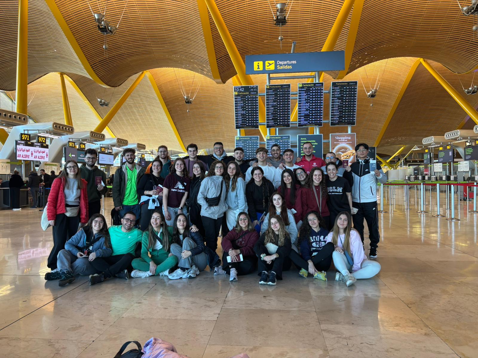 Alumnado de la Facultad de Educación en el aeropuerto antes de su salida a los campamentos de Tindou