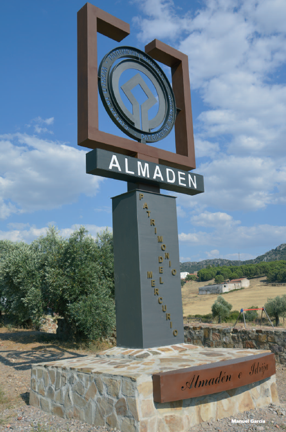 Anuncio a la entrada de Almadén sobre patrimonio de la humanidad