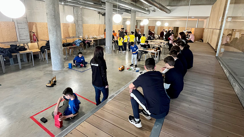 Etudiantes participantes en la Olimpiada de Caminos