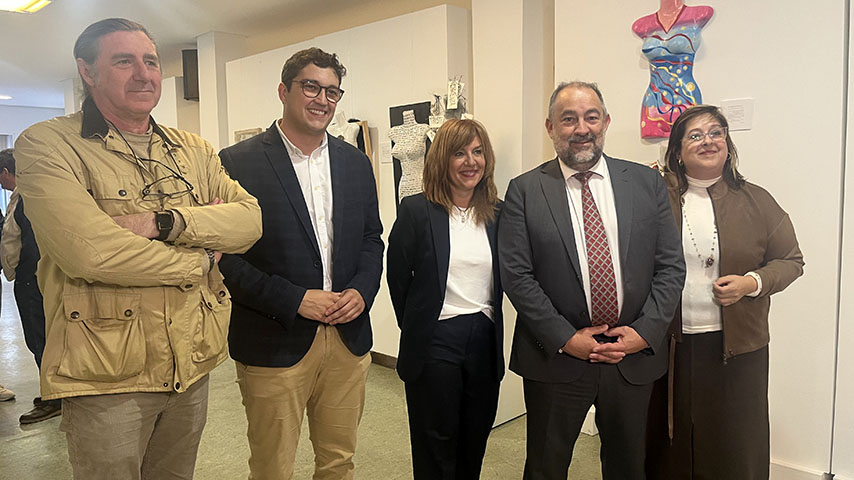 Autoridades presentes en la exposición 