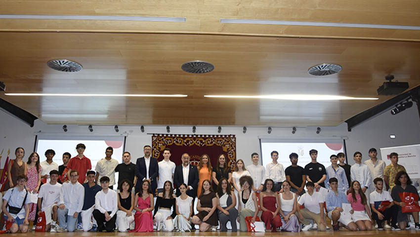 La UCLM y el Gobierno regional reconocen al alumnado con mejores resultados en la PAU y en las Olimpiadas del Conocimiento