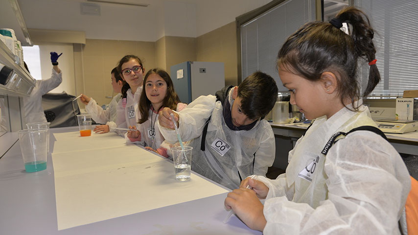 Estudiantes de Educación Primaria en los laboratorios del IRICA.