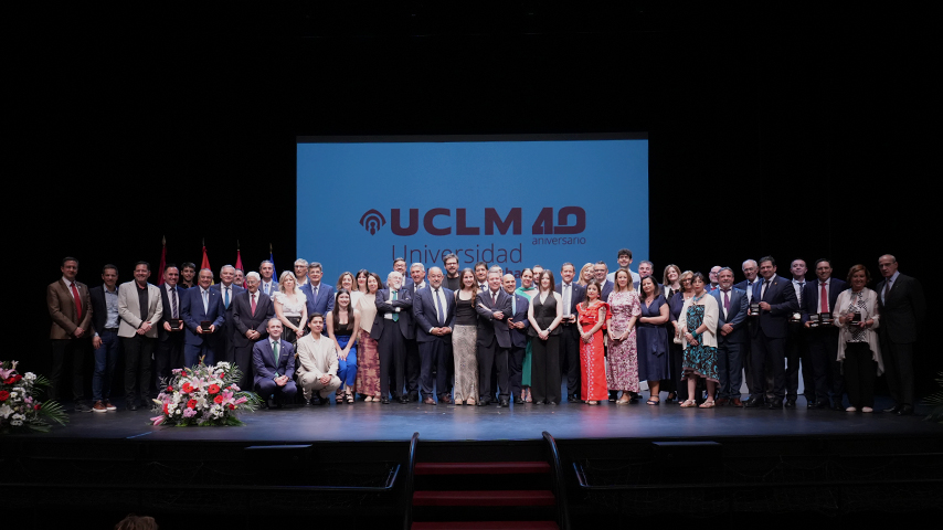 Fotografía grupal de la Gala Huella UCLM 40