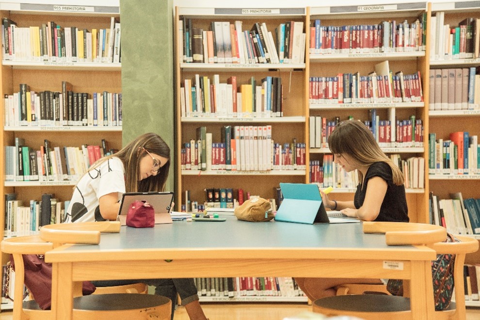 Estudiantes en biblioteca