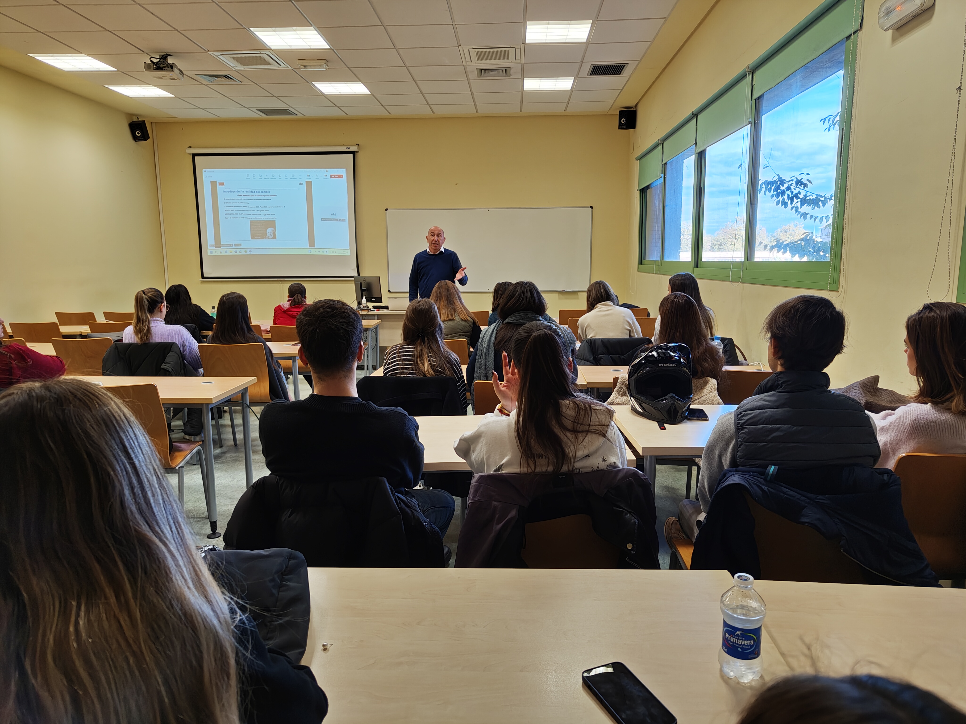 Imagen conferencia “Aplicaciones prácticas del marketing digital. El caso de Ibericomio”.